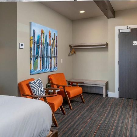 Ski Inn Taphouse Hotel Sisters Bagian luar foto