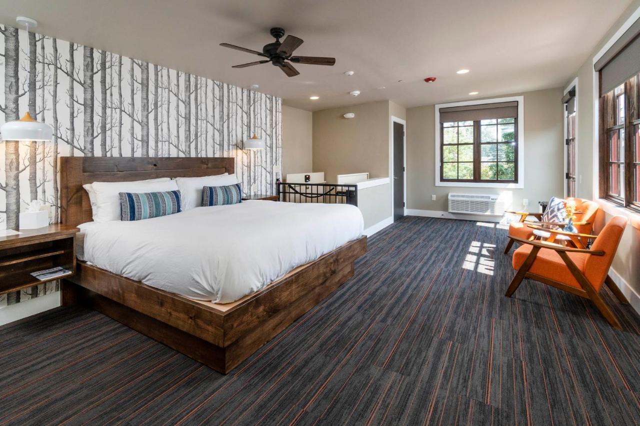 Ski Inn Taphouse Hotel Sisters Bagian luar foto