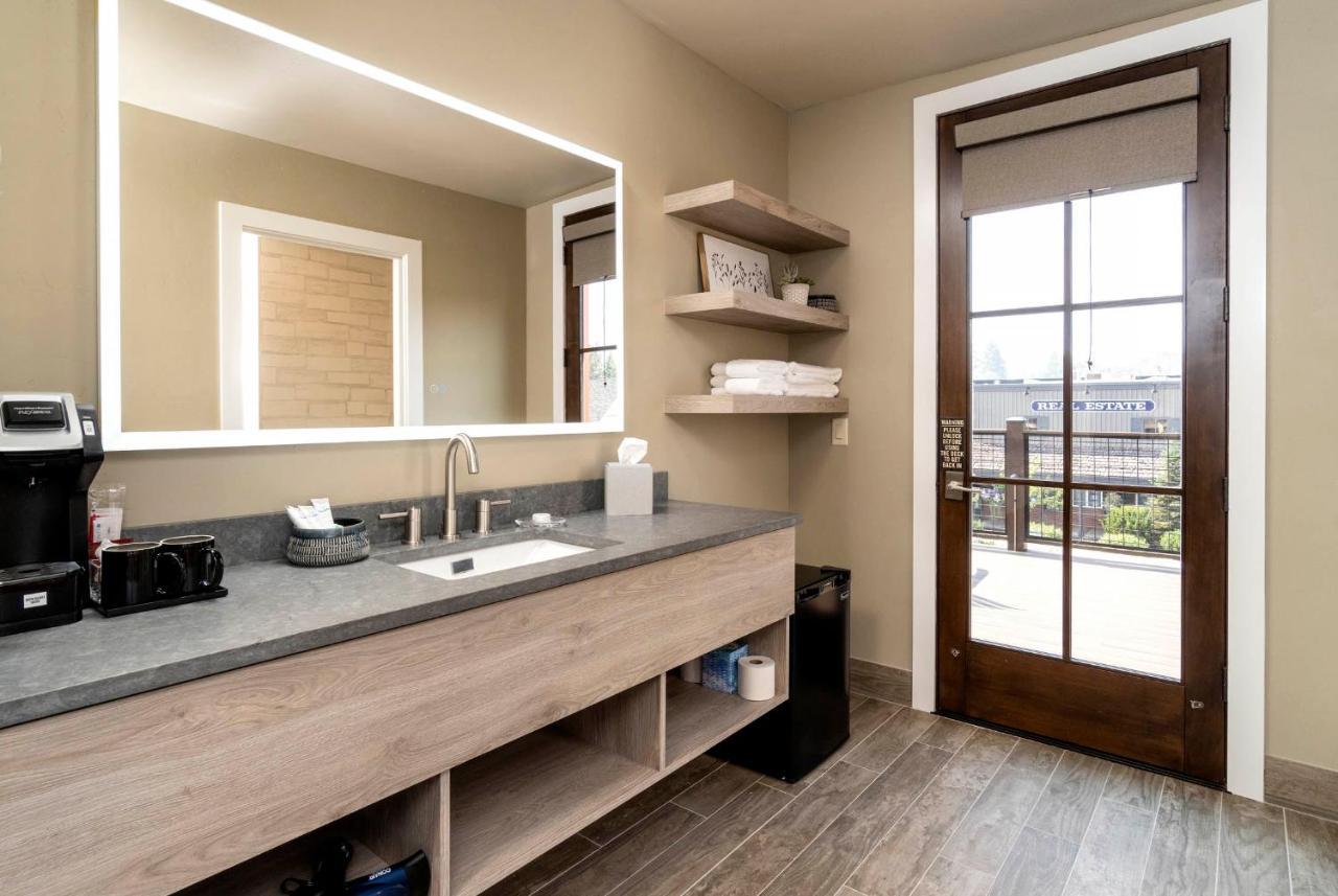 Ski Inn Taphouse Hotel Sisters Bagian luar foto