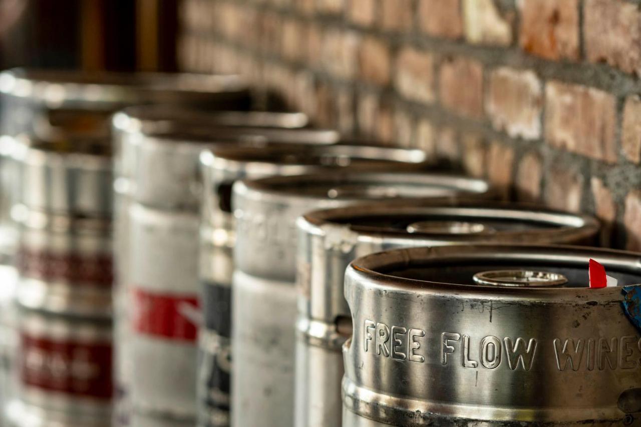 Ski Inn Taphouse Hotel Sisters Bagian luar foto